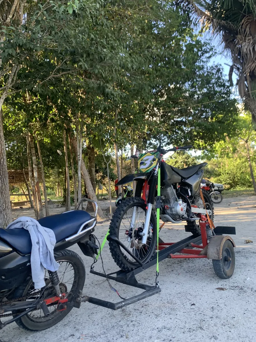 Motocicleta presa na carretinha com cinta NEVVO+