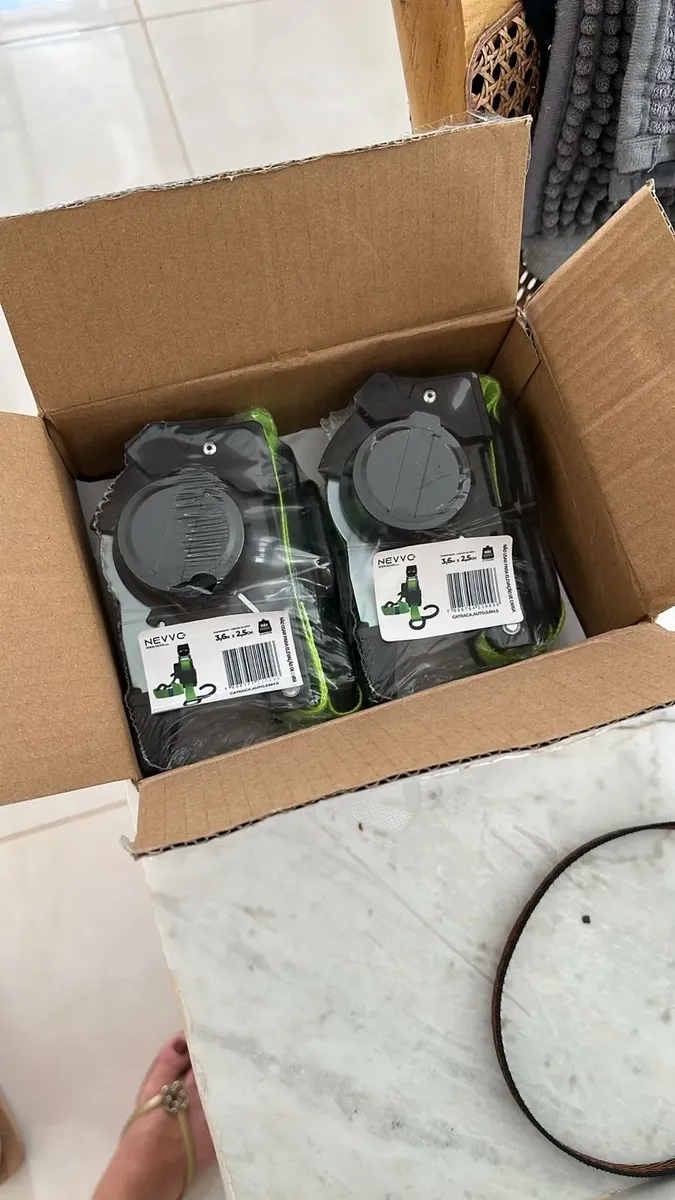 Kit com duas cintas NEVVO+ na caixa de envio