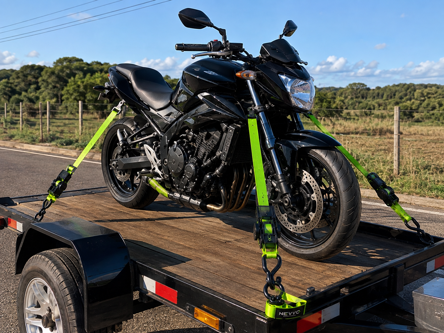 Motocicleta presa em carretinha